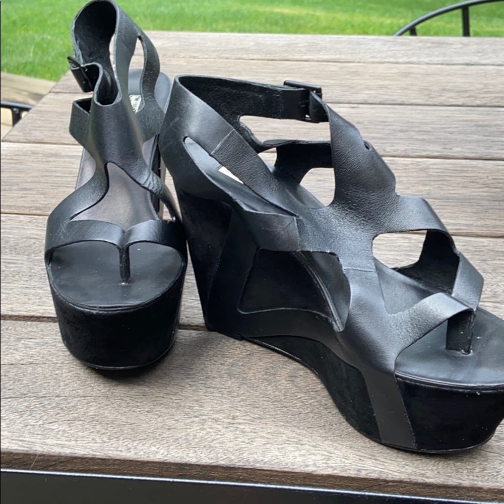 Report Signature platform sandles